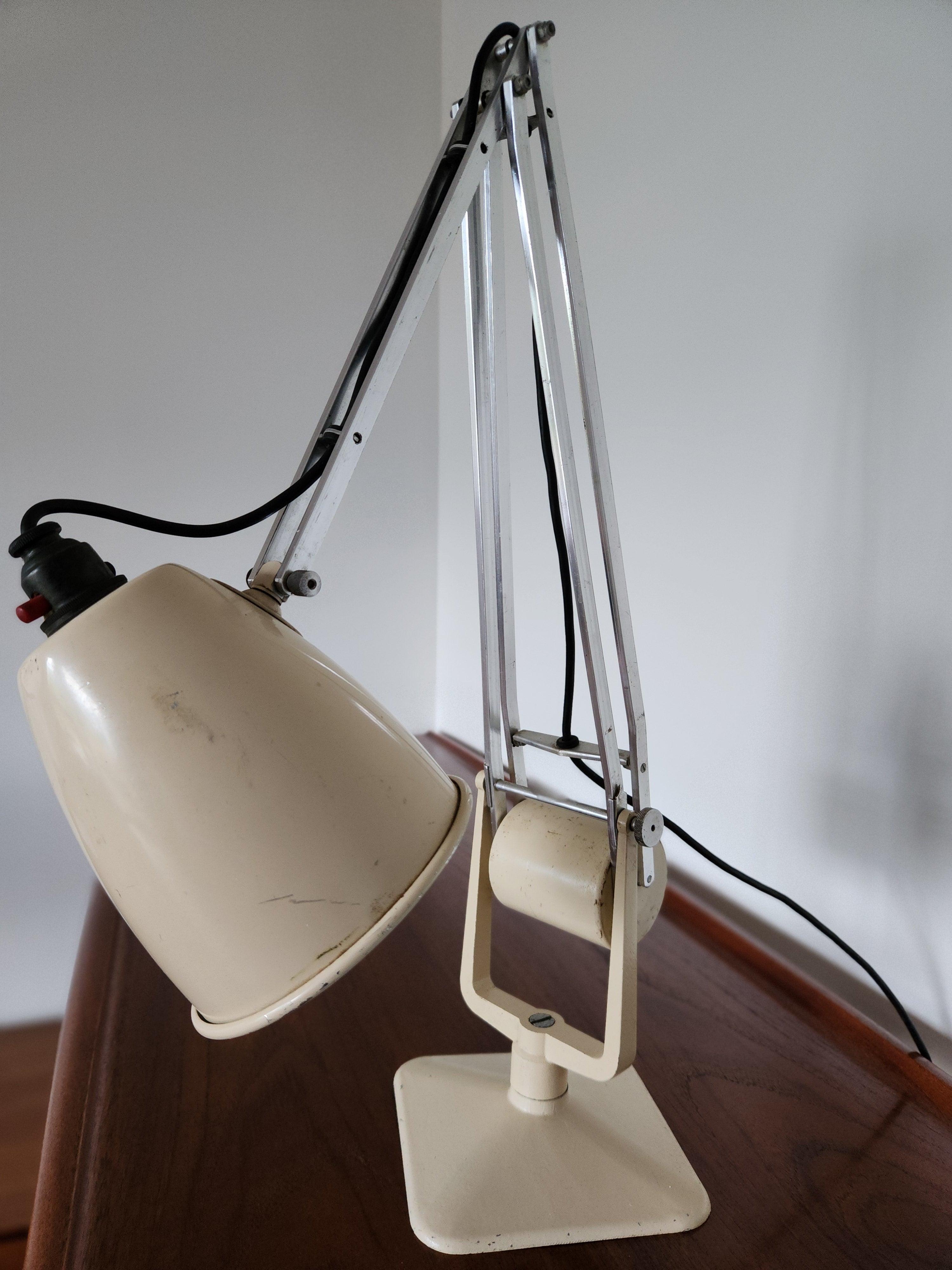 Mid Century Anglepoise lamp. Closeup top of shade.