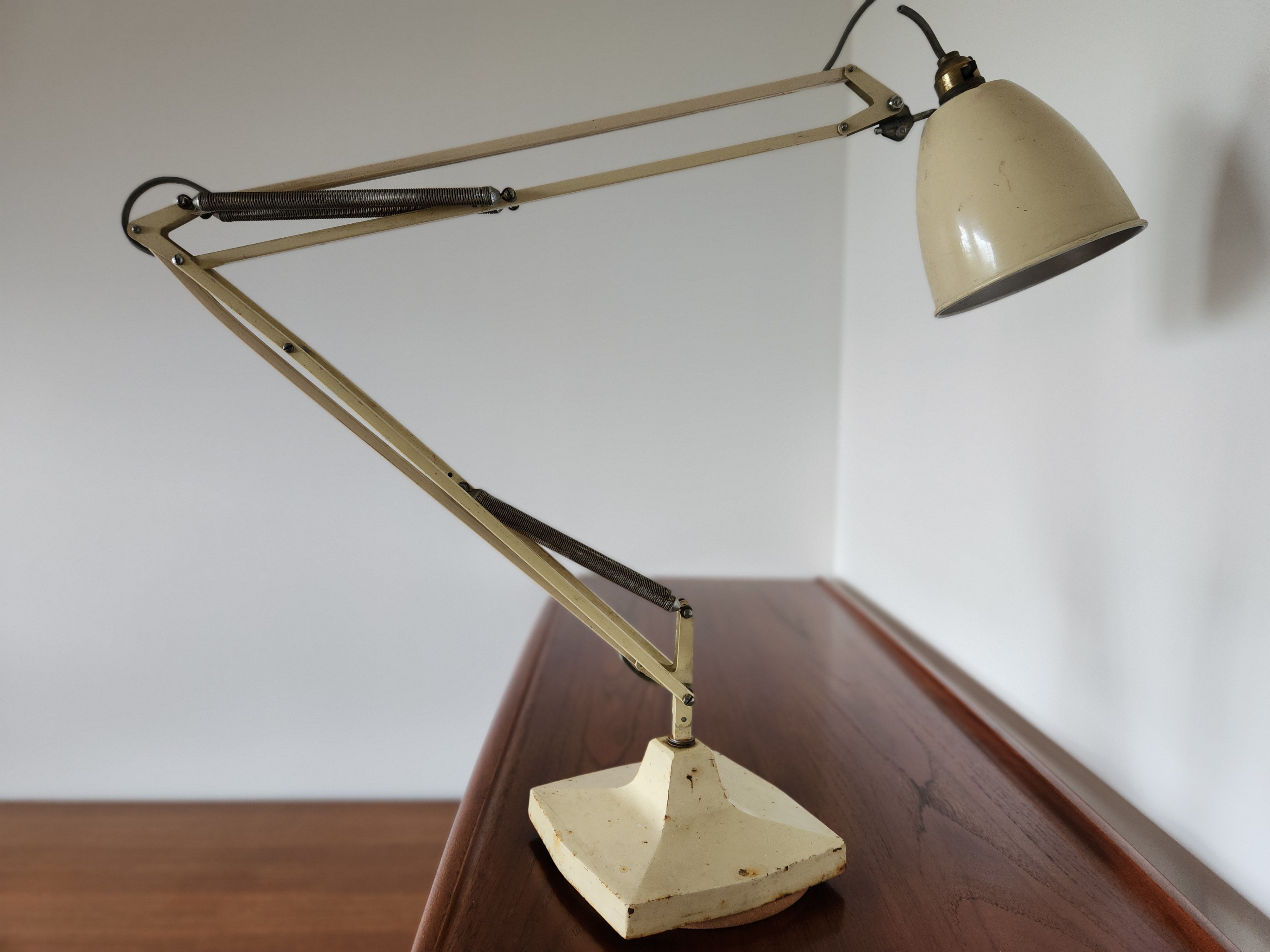 A cream coloured mid century anglepoise lamp by Herbert Terry. A model 1209. 