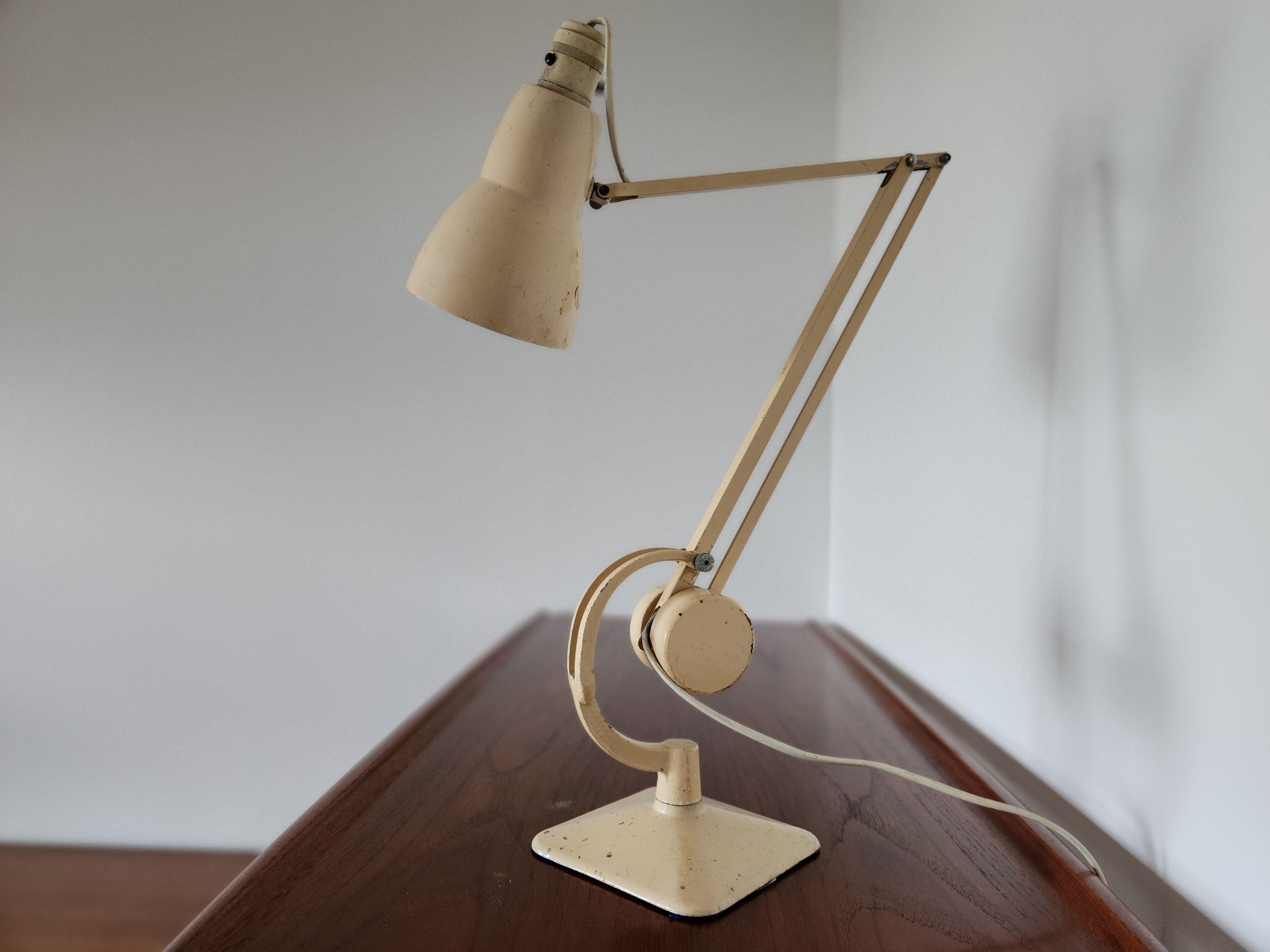 Hadrill Horstmann counterbalanced Mid Century Anglepoise lamp in cream. 