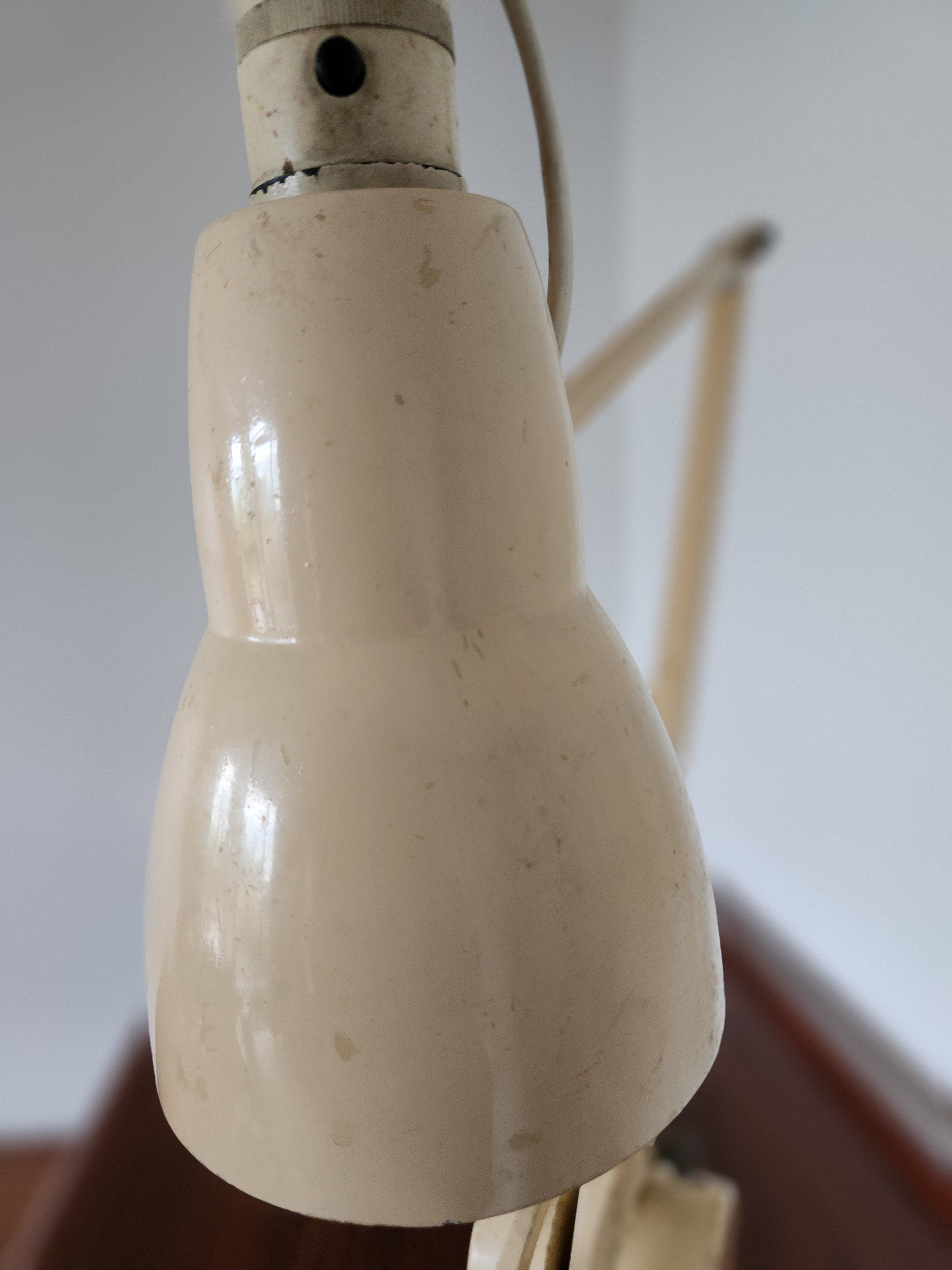 Mid Century Anglepoise lamp. close up of top of shade
