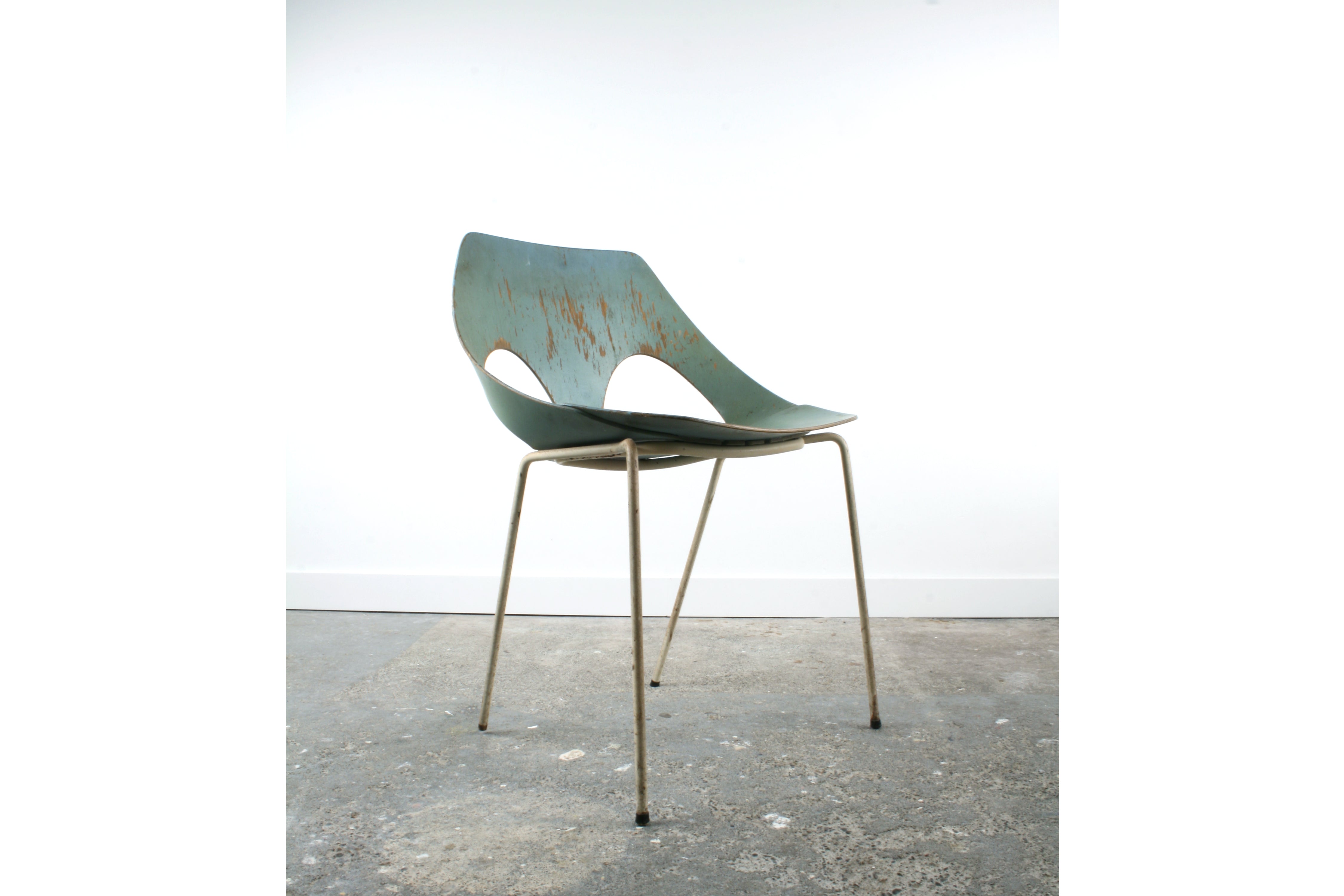 Shown from front corner and from a low position. Shows the chair structure very well.