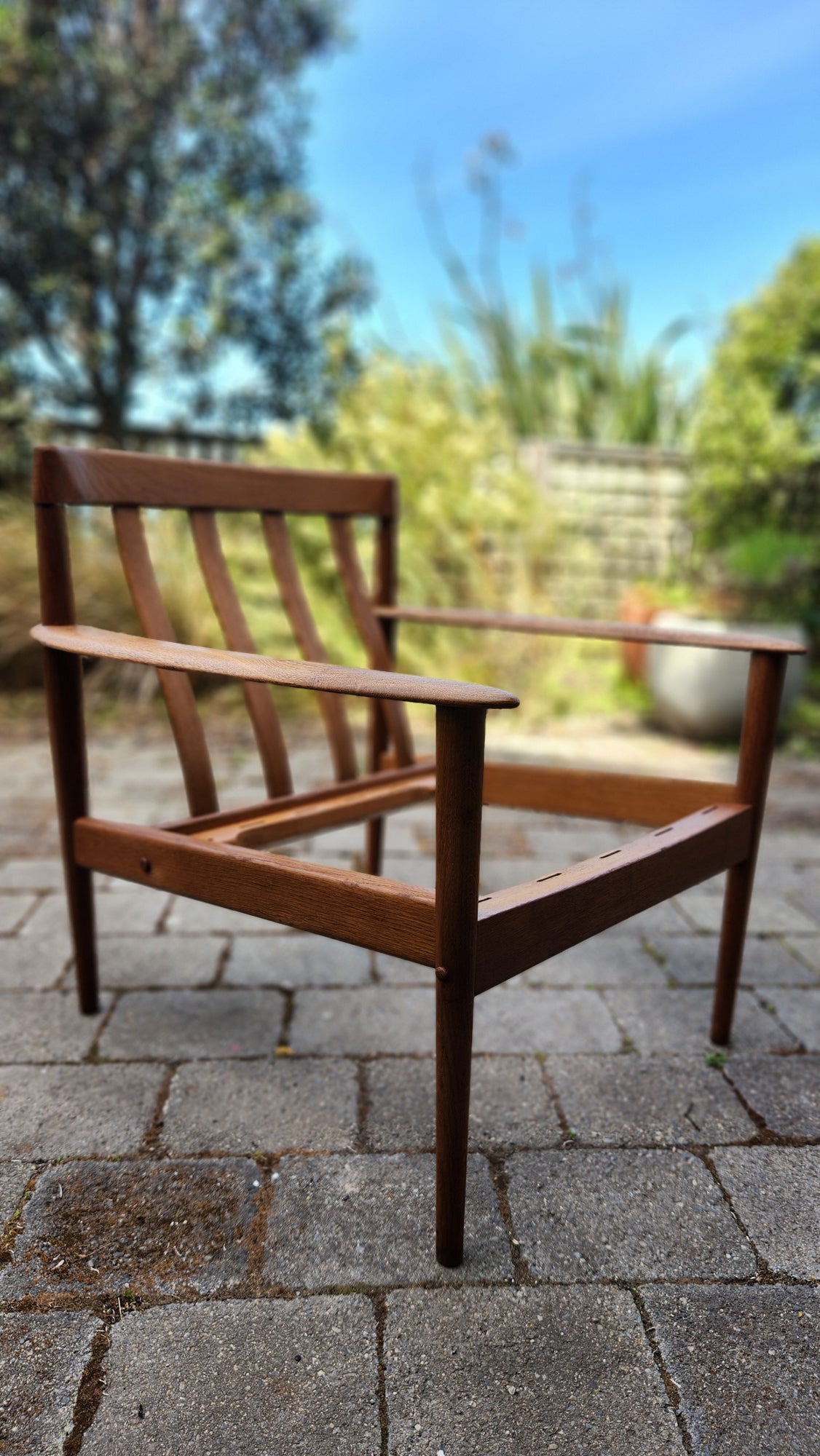 Grete Jalk PJ56 armchair in Oak. profile.