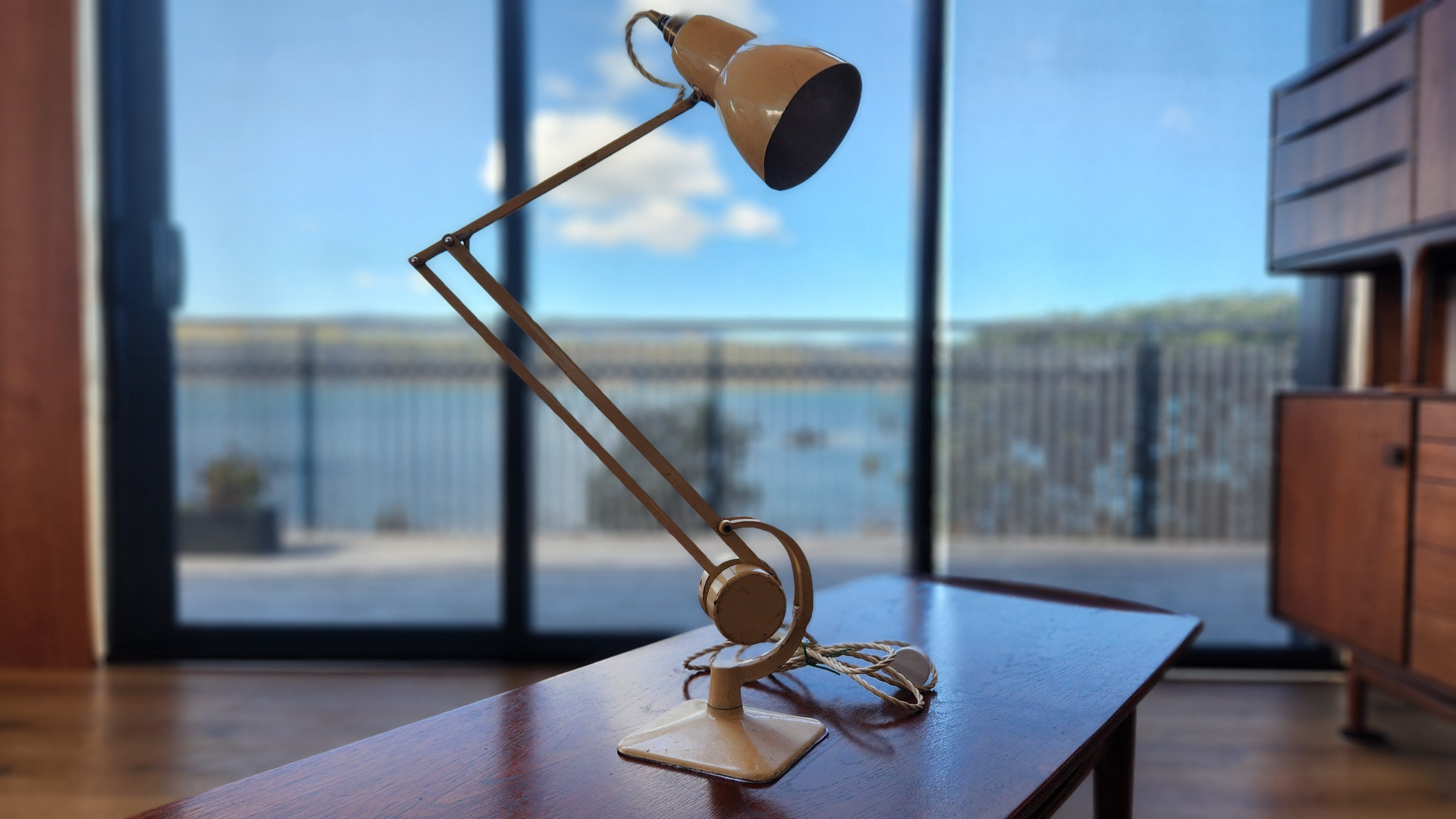 Hadrill Horstmann counterbalanced Mid Century Anglepoise lamp in cream. 
