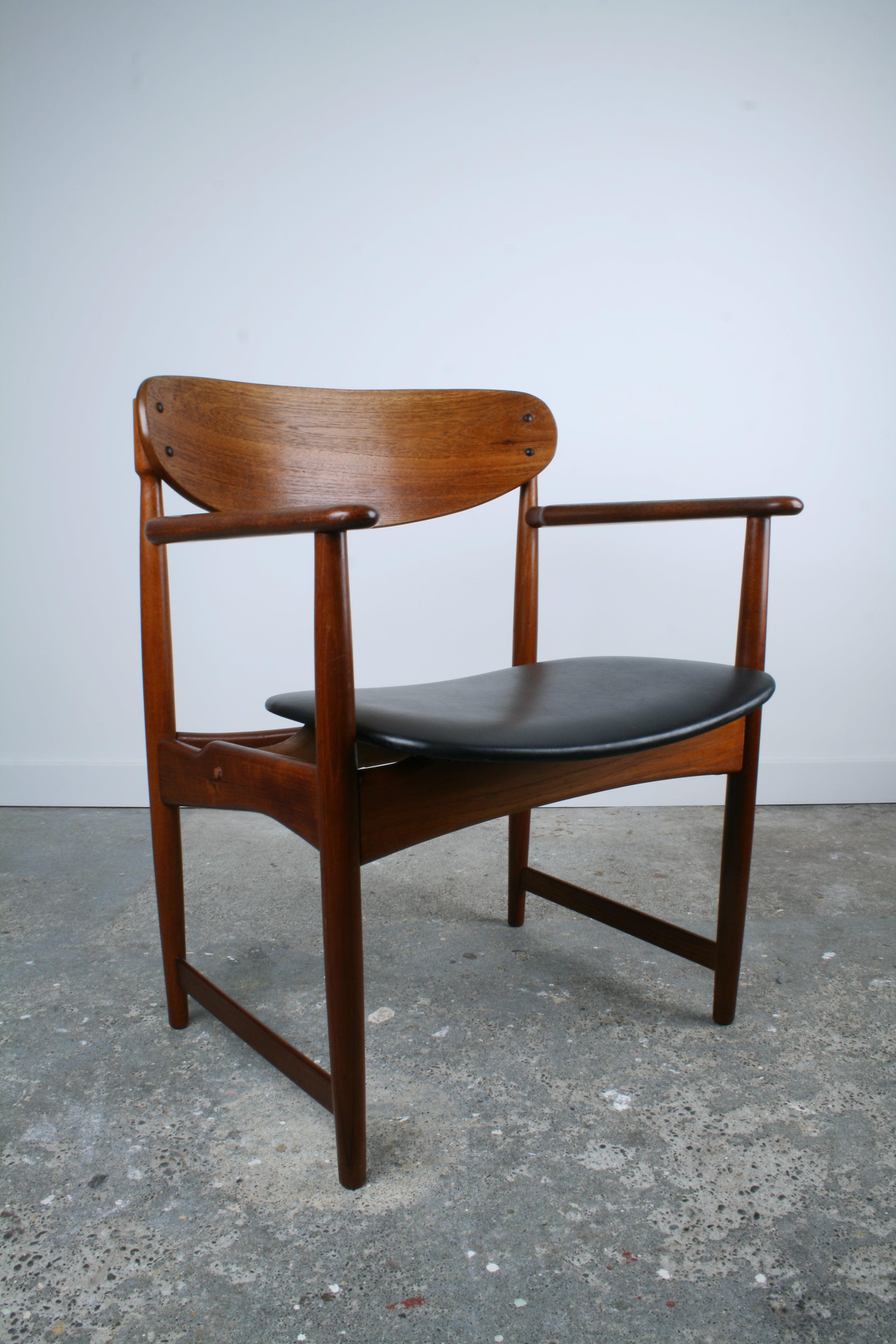 single carver facing fowards on 45 degree angle to the right