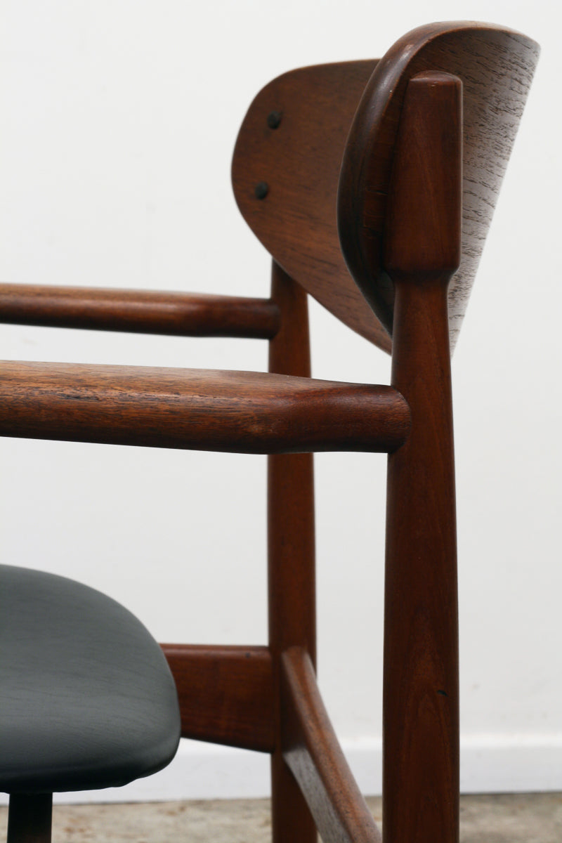 single carver showing structure and backrest closeup