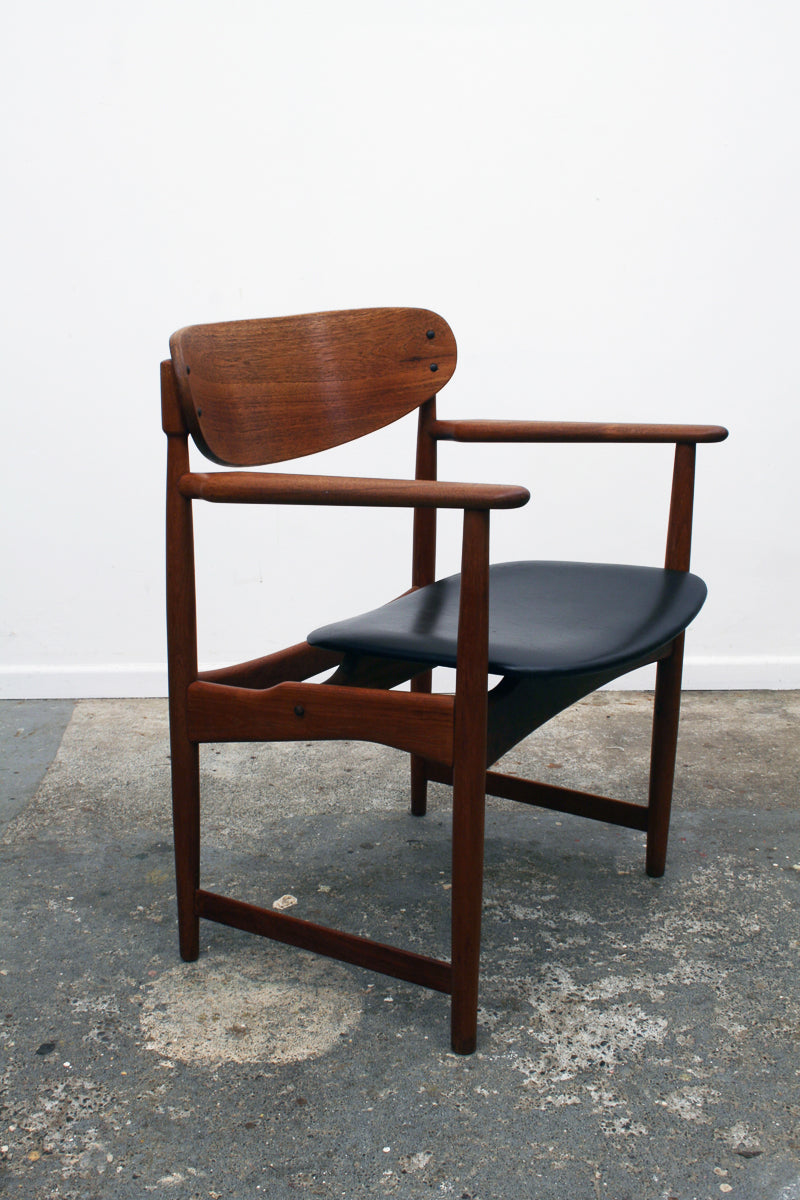 A single Arne Hovmand-Olsen carver facing right