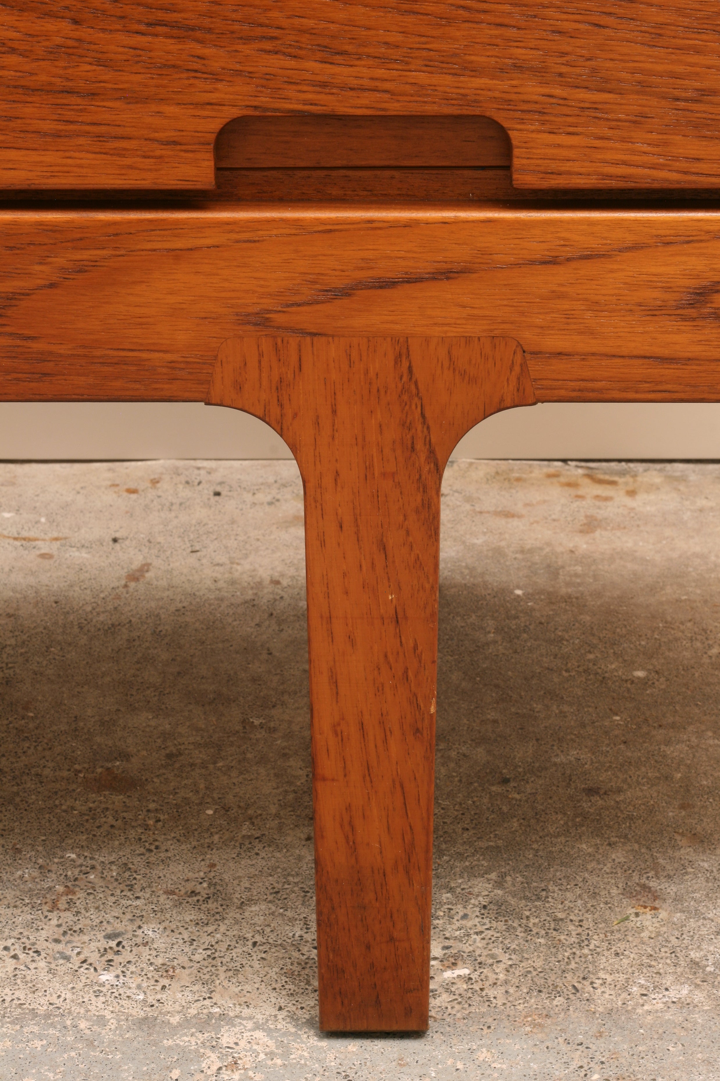 Meredew Mid Century Teak Sideboard closeup cabinet recess handle and leg.