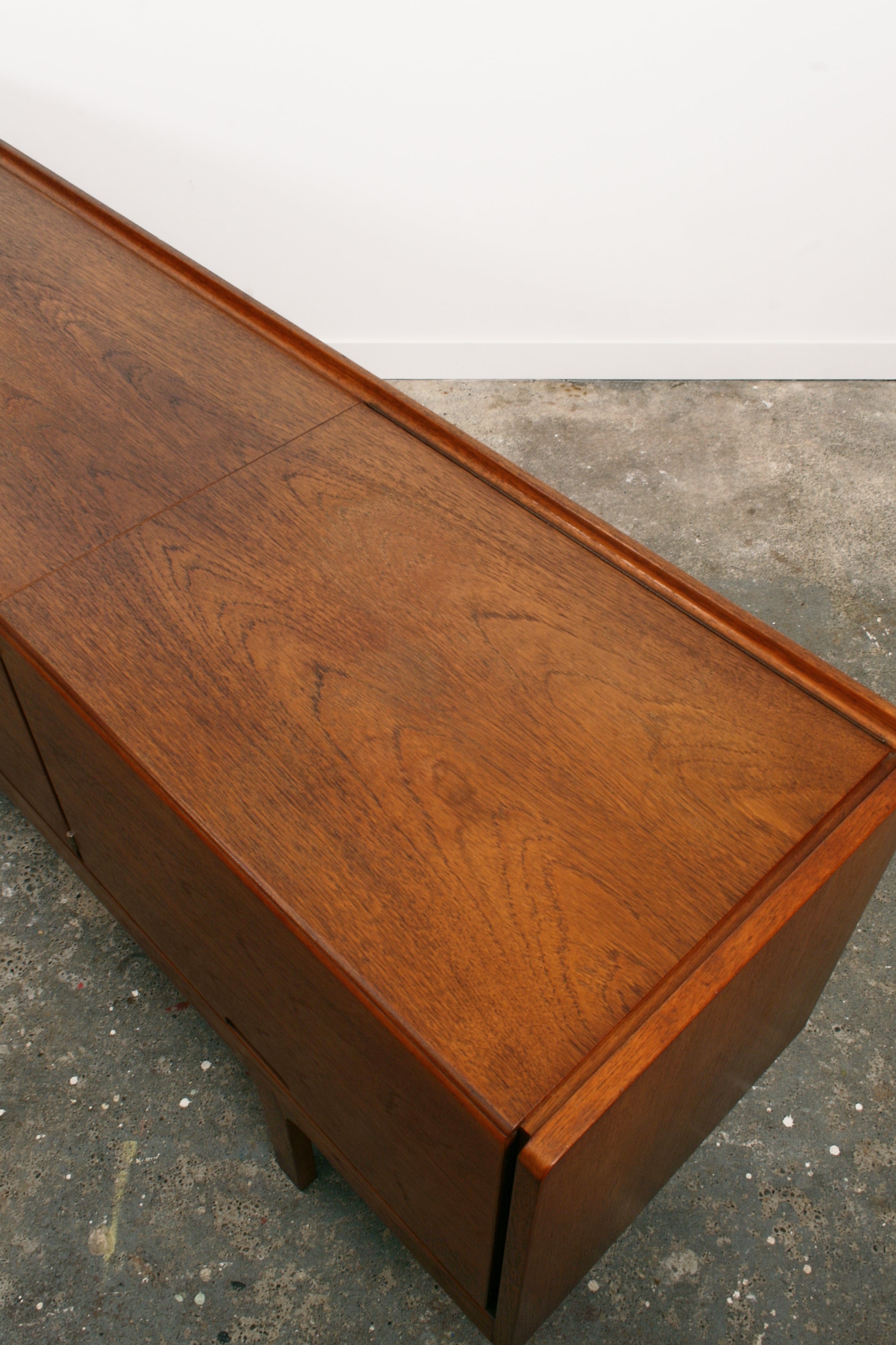 meredew-teak-sideboard-isometric-top-closeup