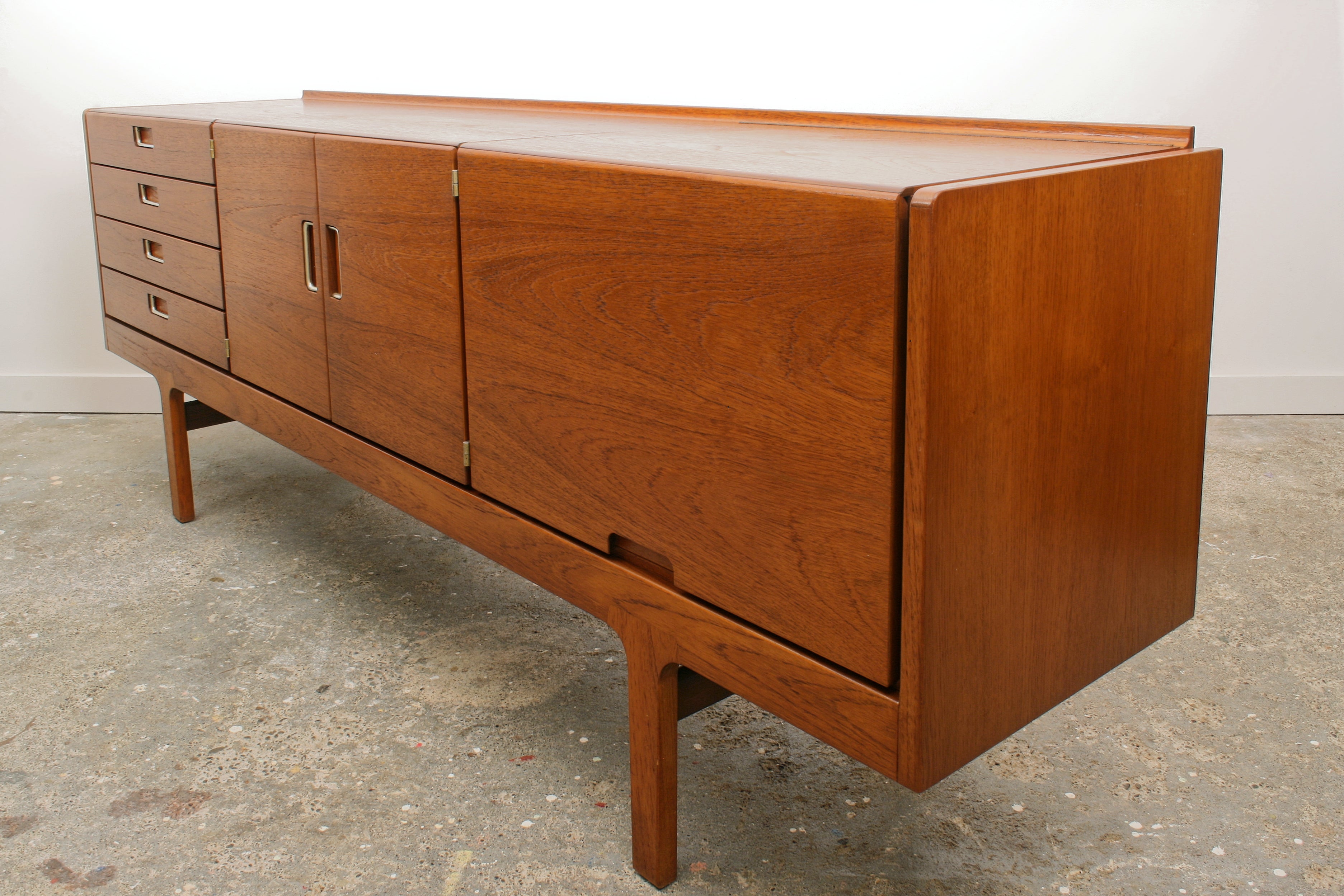 Meredew Mid Century Teak Sideboard isometric view right corner.