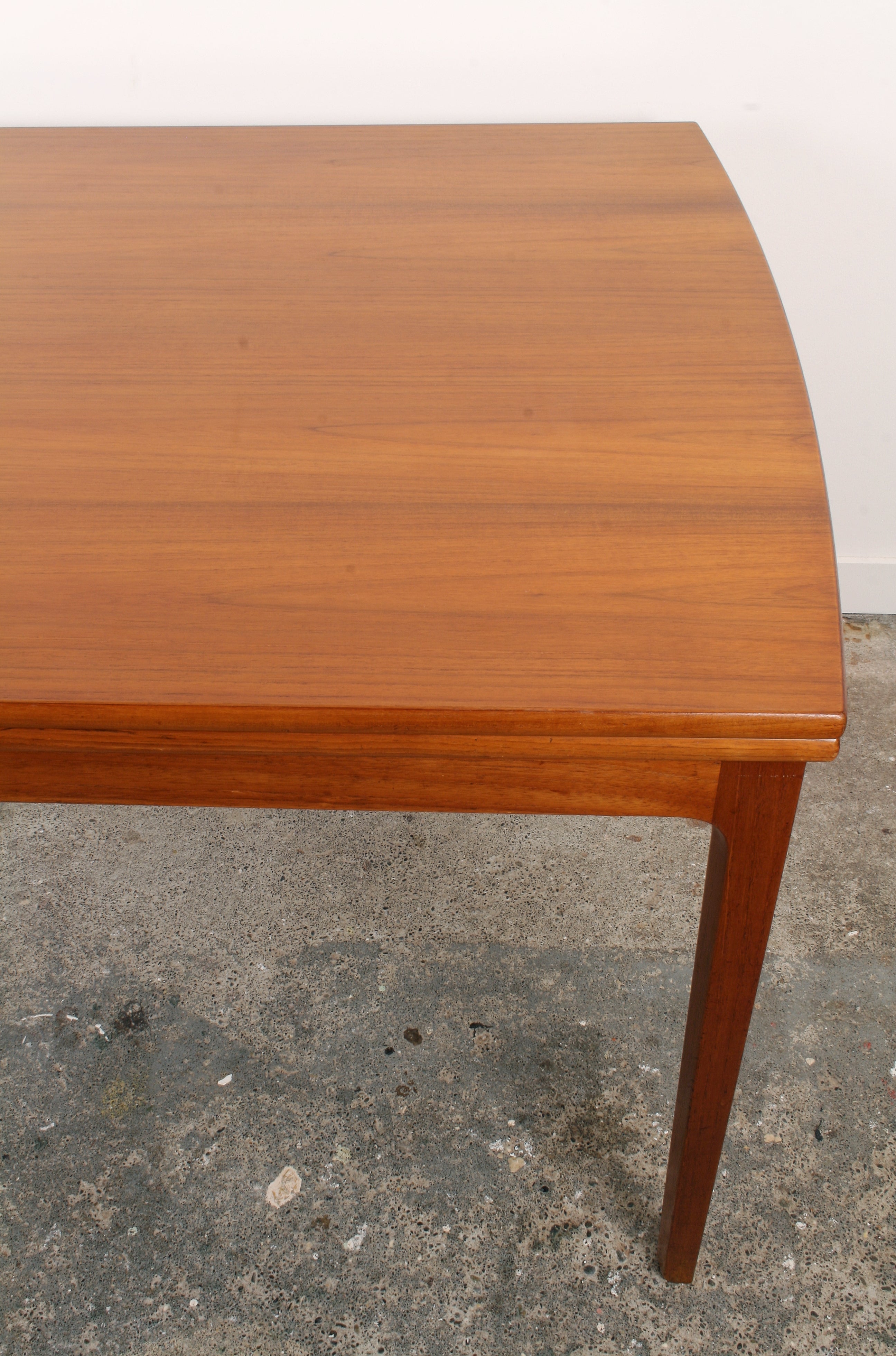 Mid Century Teak Dining Table right side showing tops veneer.